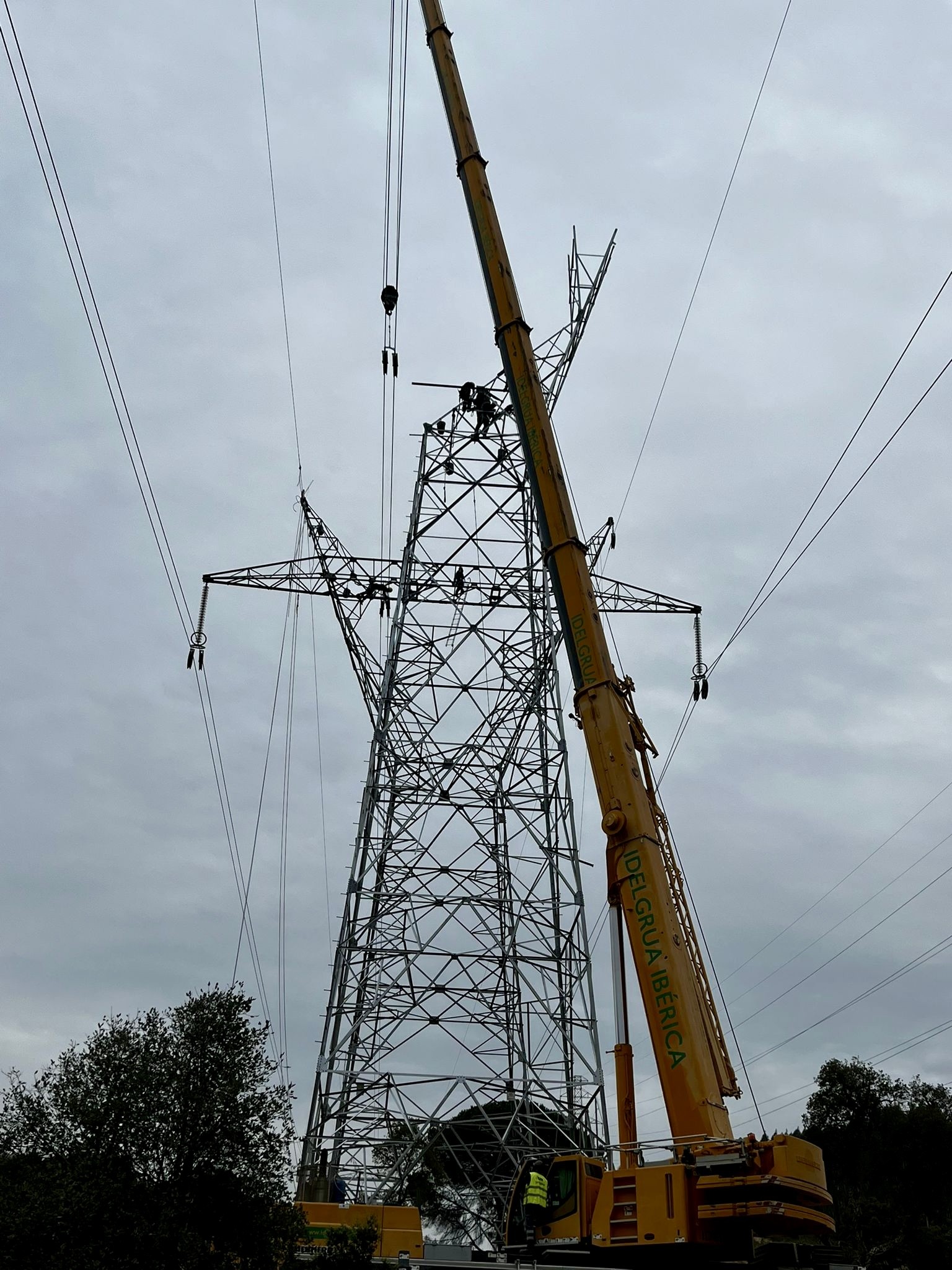 Grúa durante el montaje de una torre de transmisión