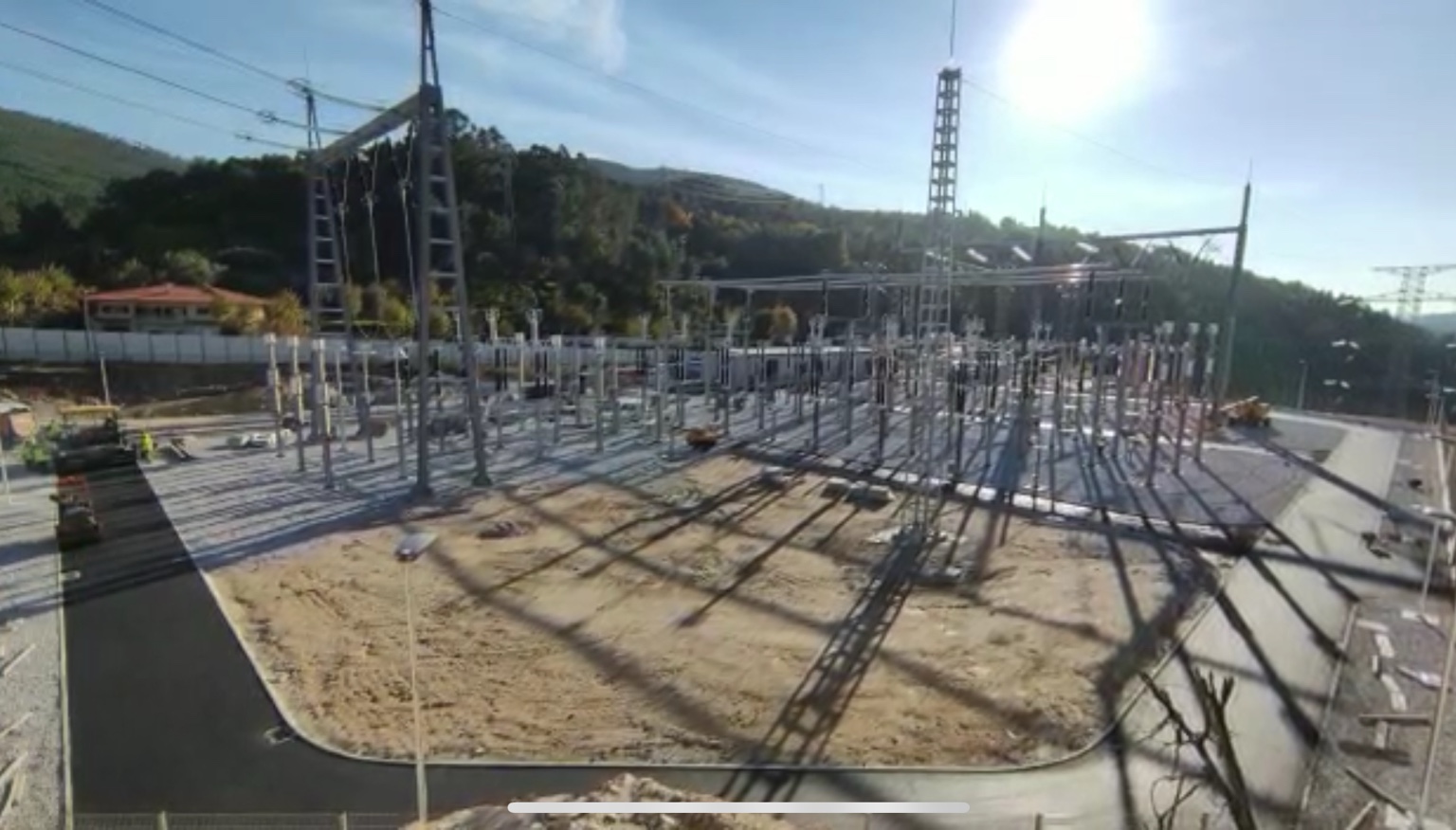 Vista de trabajos de construcción en una subestación