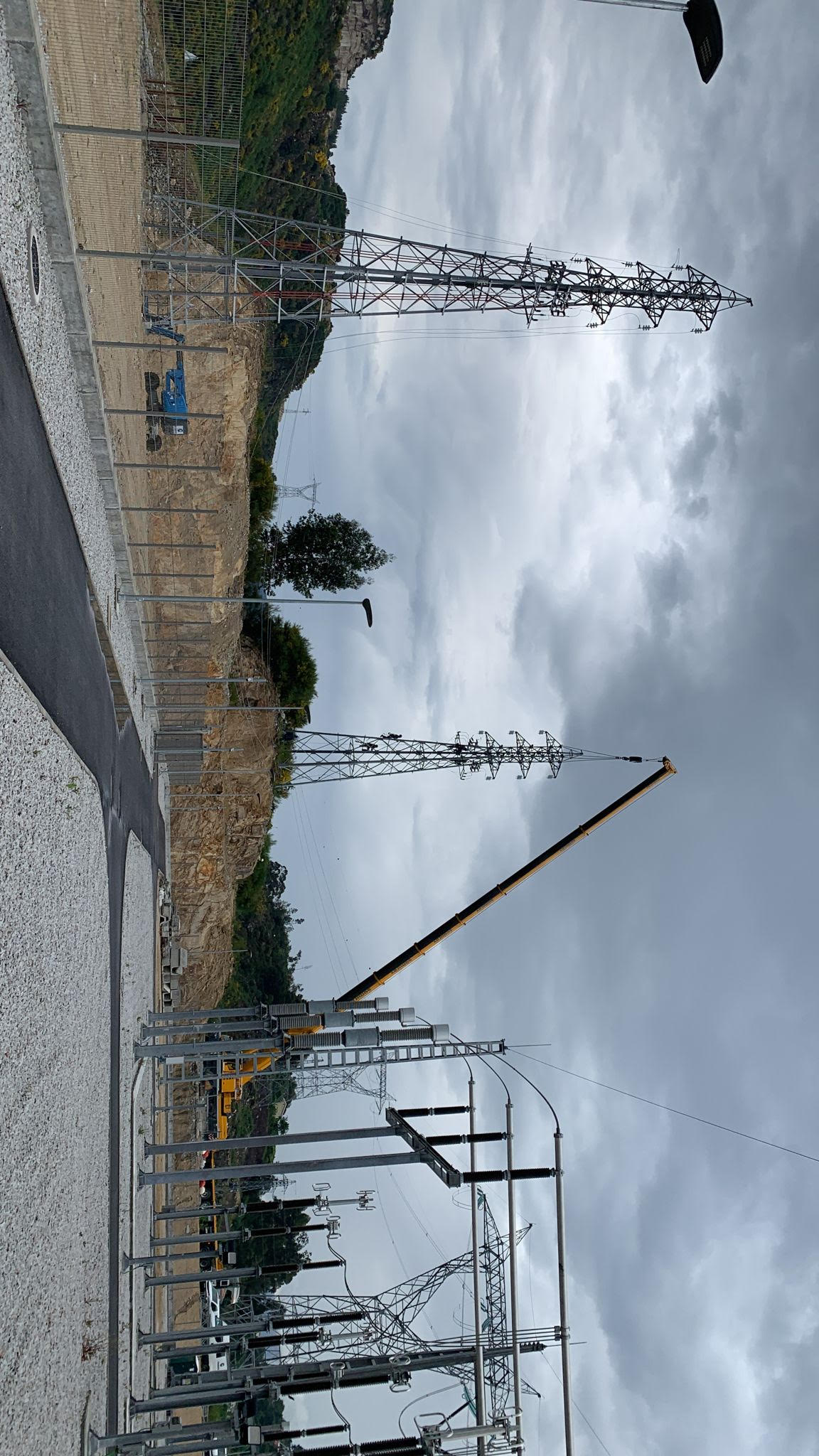 Obras de montaje en una subestación eléctrica